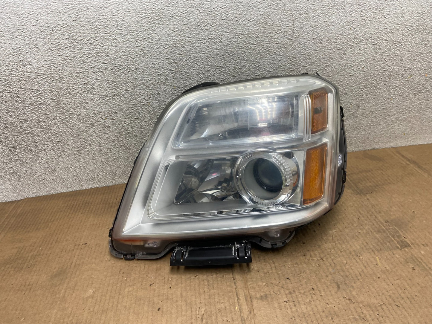 2010 to 2015 GMC Terrain Halogen Left Driver Lh Side Headlight AA6525 DW0