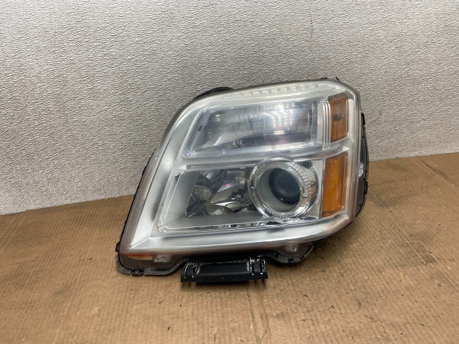 2010 to 2015 GMC Terrain Halogen Left Driver Lh Side Headlight AA6525 DW0