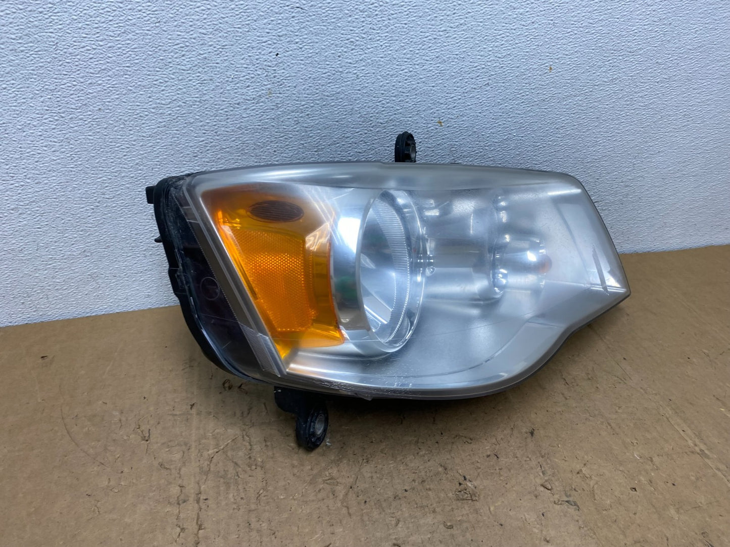 2011 to 2016 Chrysler Town and Country Right Passenger Headlight AD0655 DW2