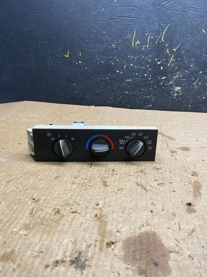 2001 - 2007 GMC Chevrolet Express 1500 Climate Control A/C Z4465 DG0