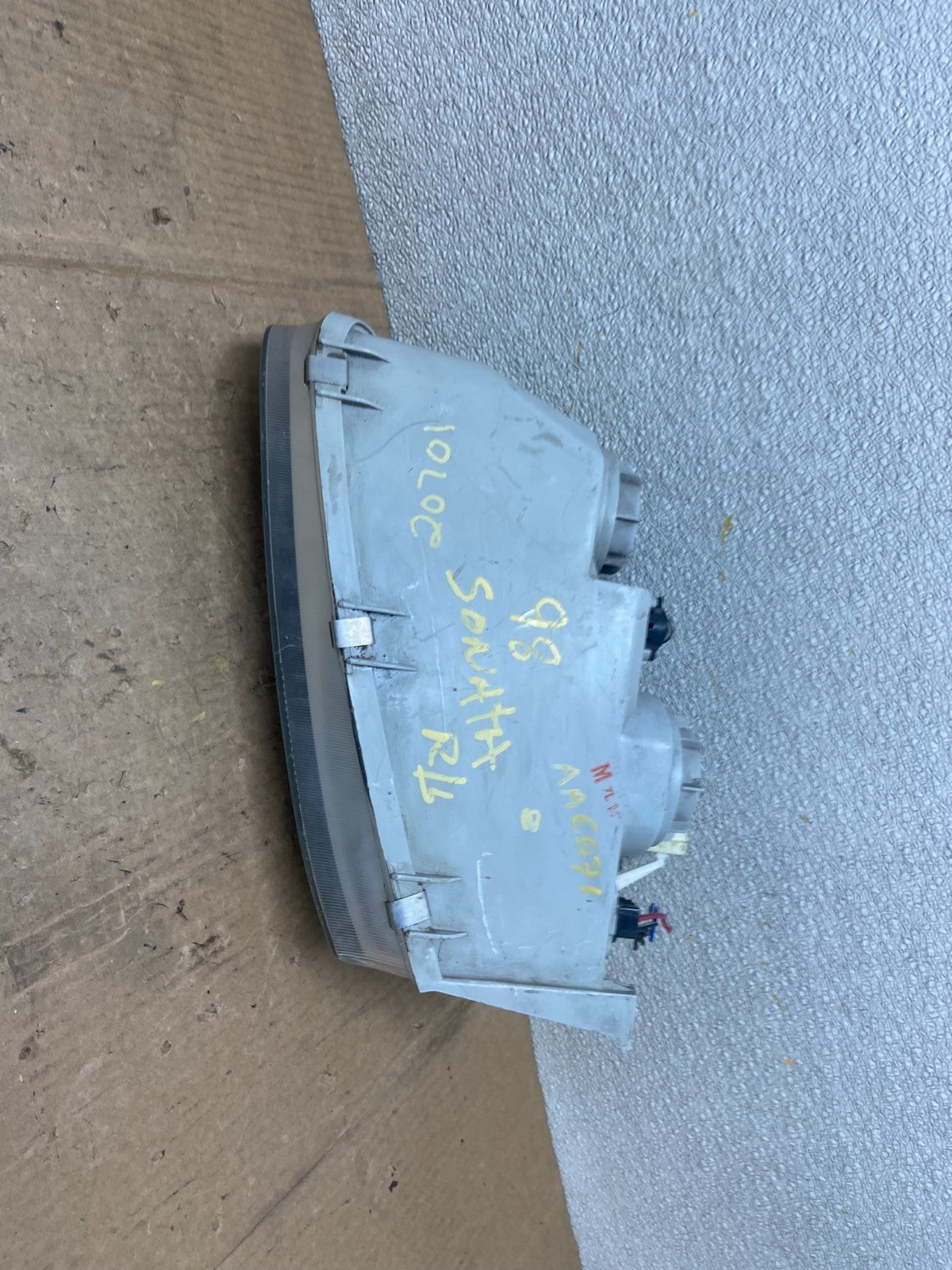 1997 to 1998 Hyundai Sonata Right Passenger Side Headlight Halogen Oem AA6671 DG7