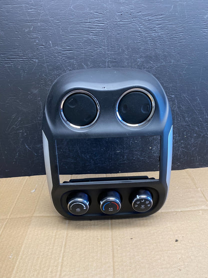 2011 to 2017 Jeep Compass Dash Climate Temperature Control Radio Bezel AC9280 DG0