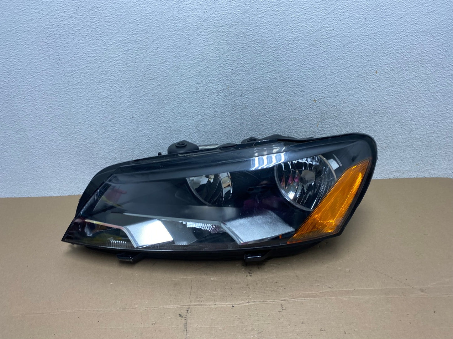 2012-2015 Volkswagen Passat Left Driver LH Side Halogen Headlight AF4410 LK0