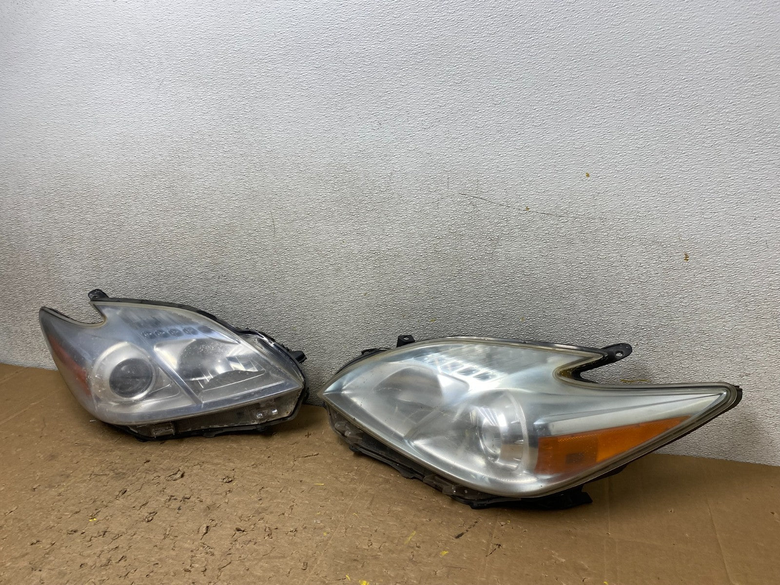 2010 - 2011 Toyota Prius Left+Right Blue Halogen Headlights V8299 DW1