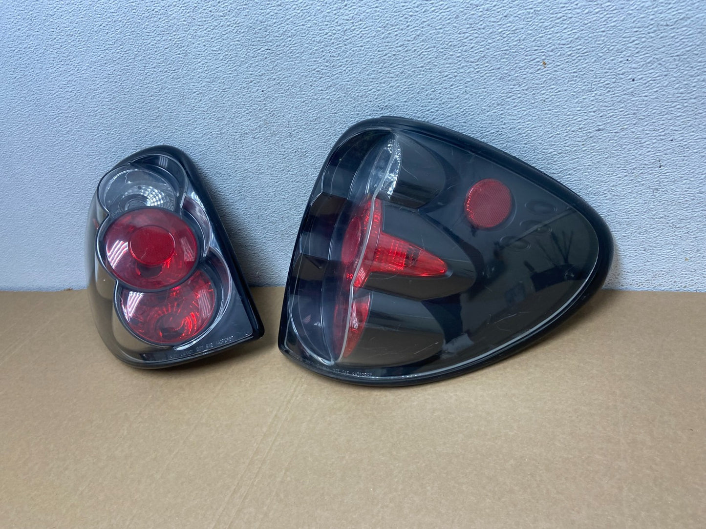 2001 to 2007 Dodge Grand Caravan Left+Right Set Side Black Tail Lights AF7266 DG1