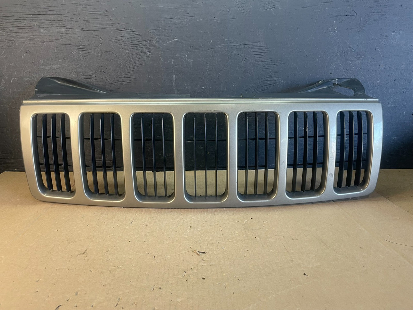 2005 2006 2007 Jeep Grand Cherokee Front Upper Grill Grille AD5713 DW0