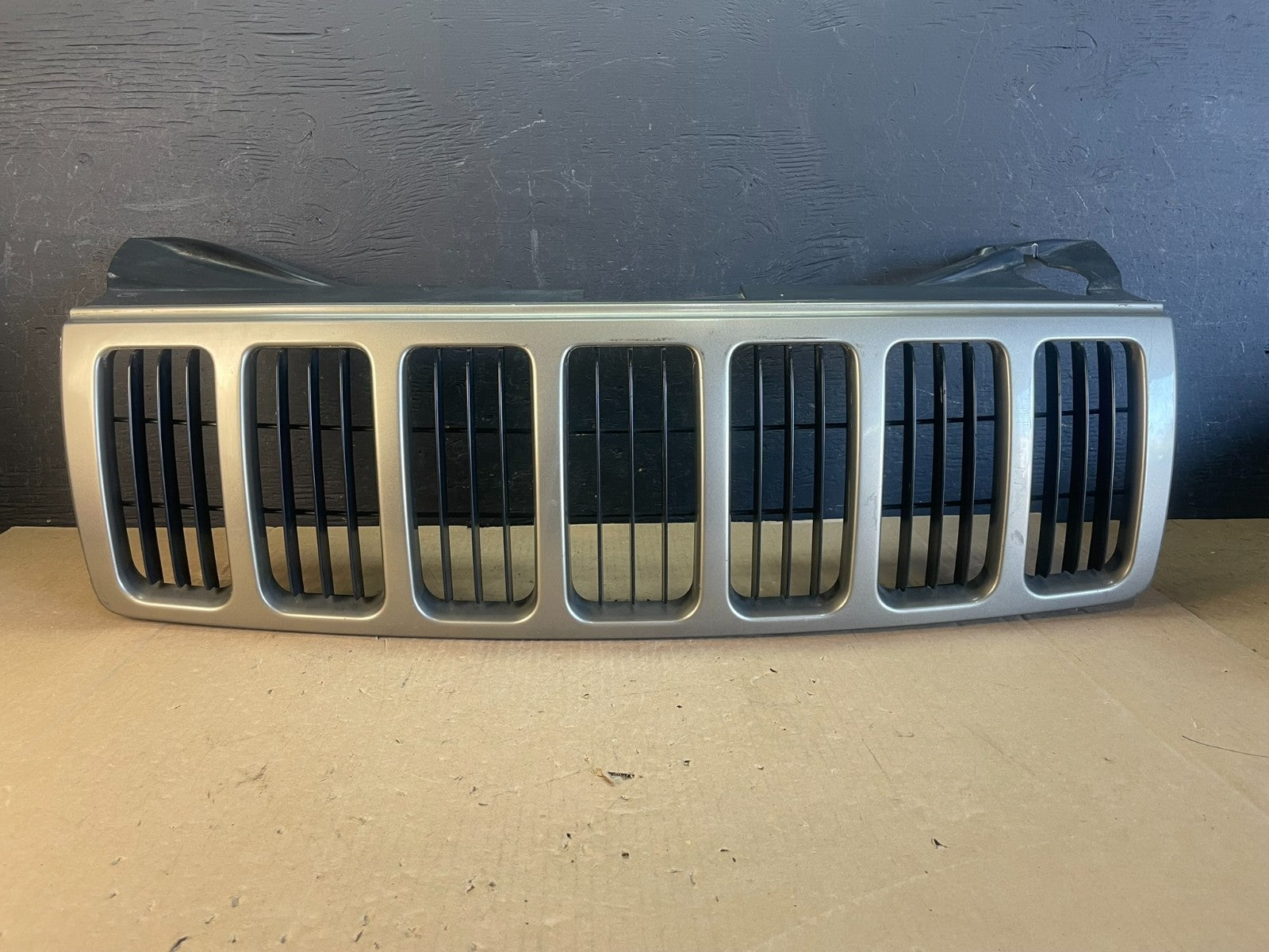 2005 2006 2007 Jeep Grand Cherokee Front Upper Grill Grille AD5713 DW0