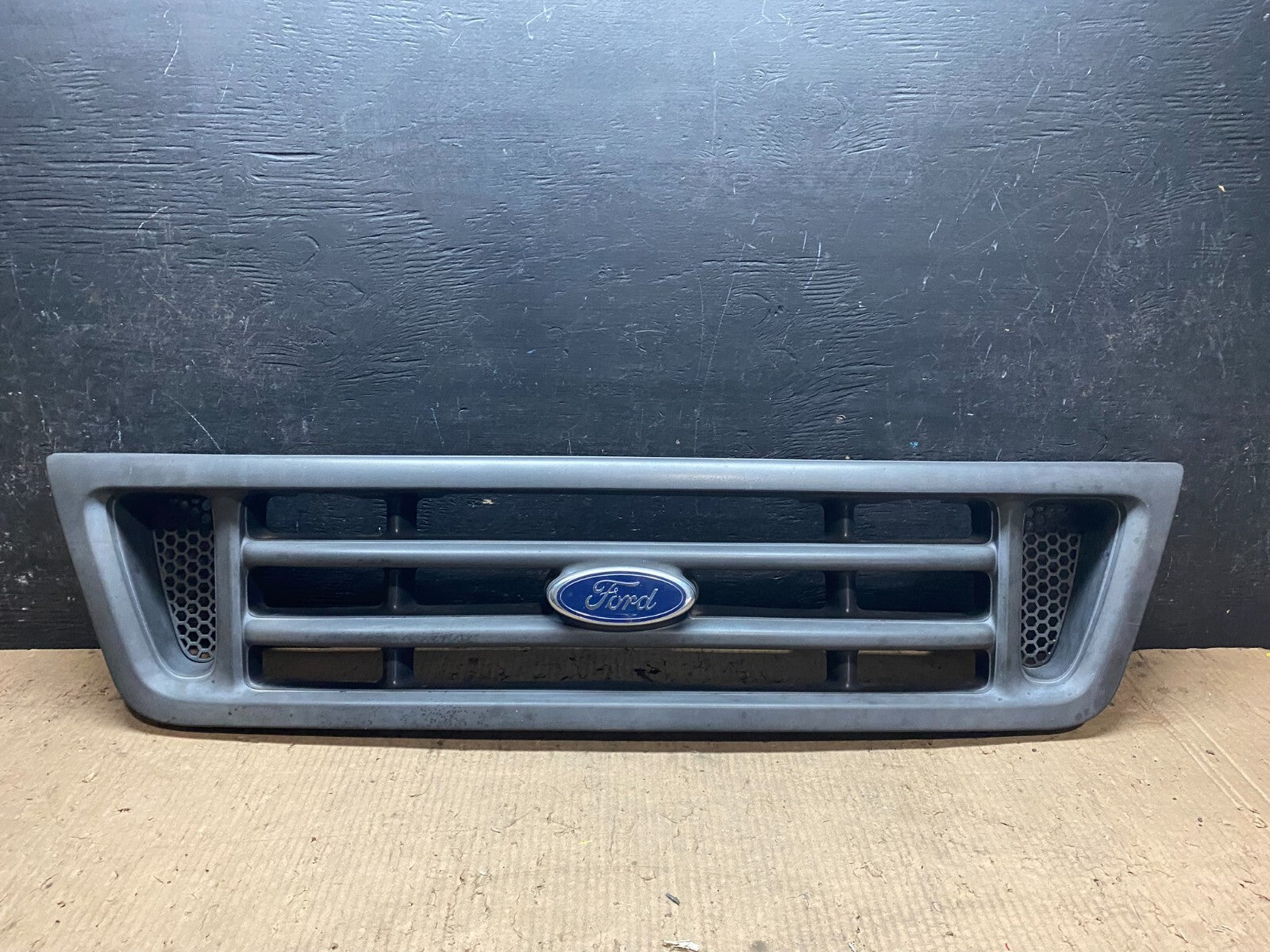 2003 to 2007 Ford Econoline E150 E250 E350 Front Grille Grille j0993 OEM DG0