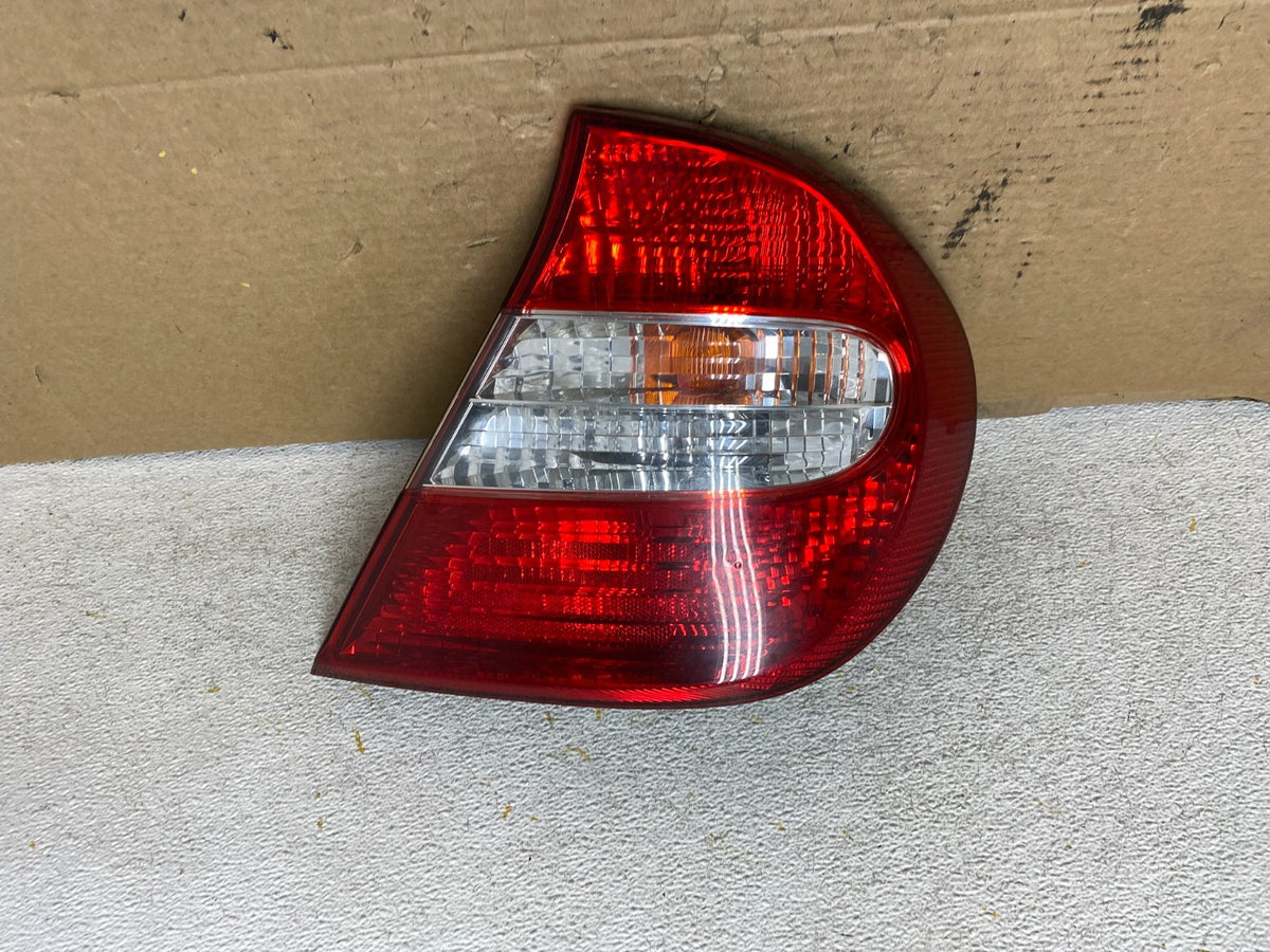 2002 2003 2004 Toyota Camry Tail Light Right Passenger Rh Side AH8177 DW0
