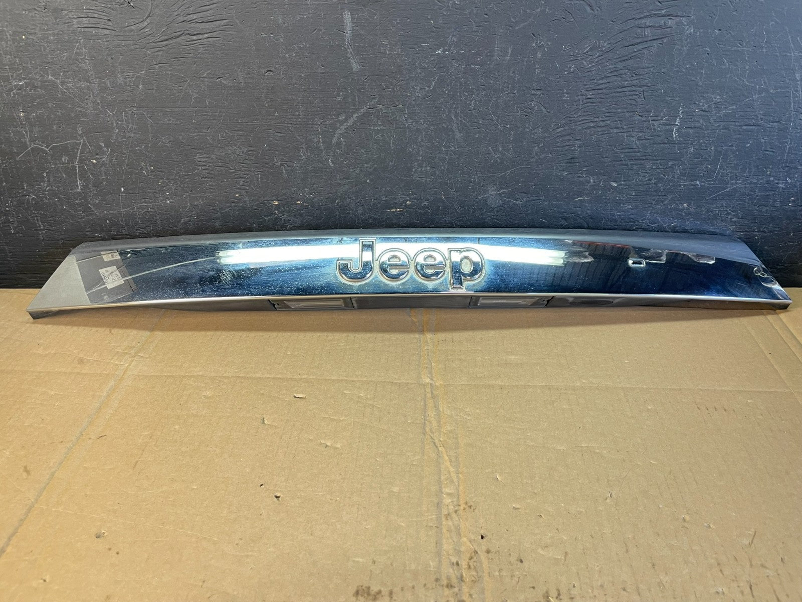 2011-2013 Jeep Grand Cherokee Liftgate Garnish Molding Trim W/O Camera ac5463 DG1