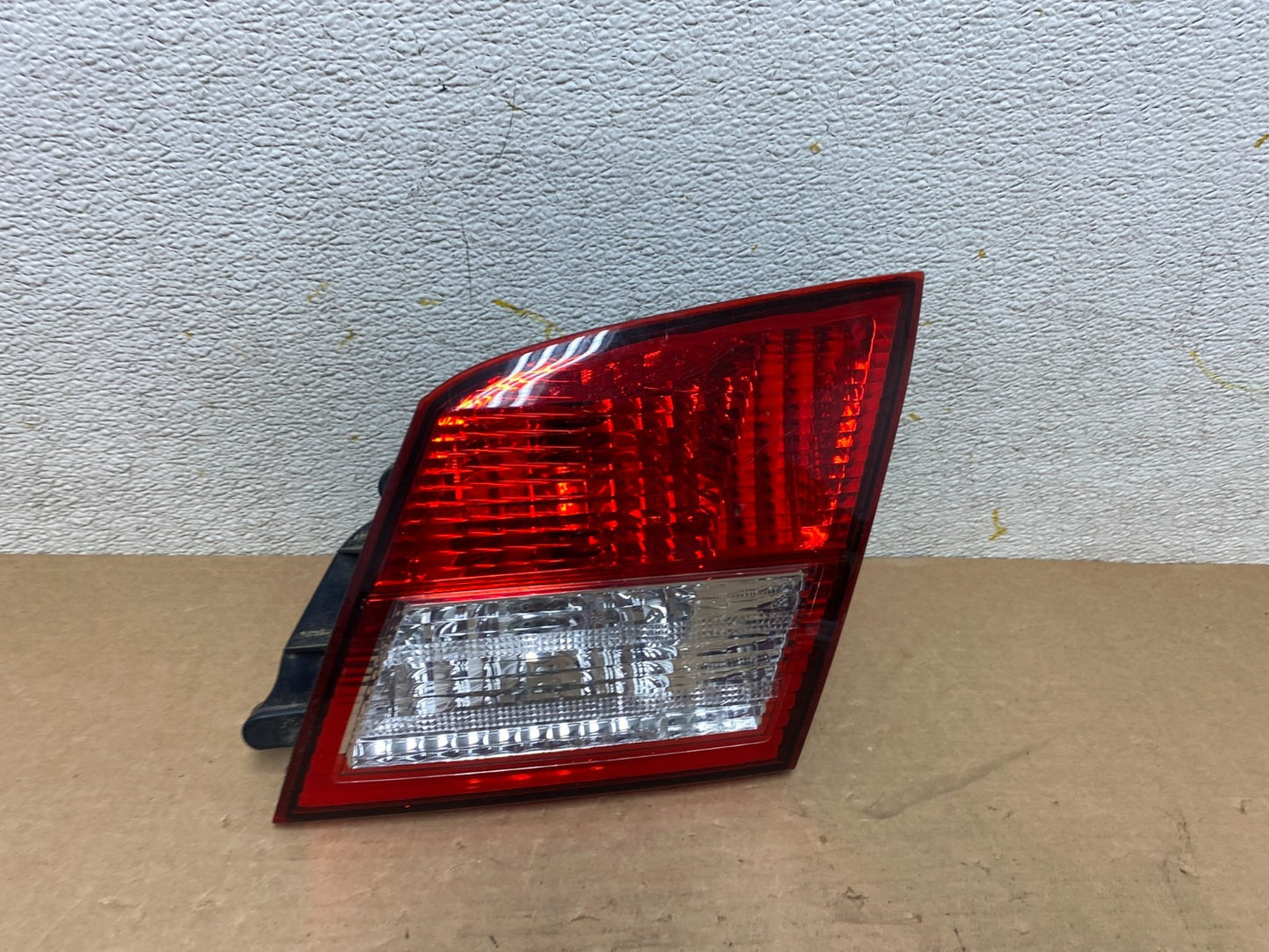 2002-2004 Infiniti i35 Inner Right Passenger Rh Side Tail Light OEM O9790 DW0