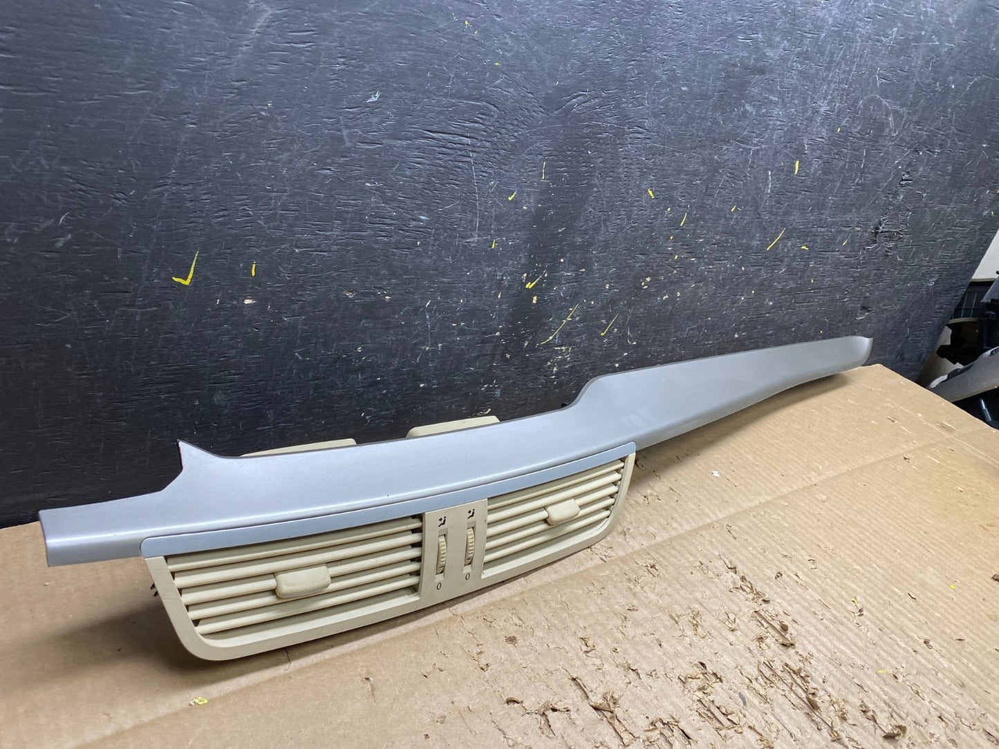 2009 to 2014 Volkswagen Routan Dash Center Trim Bezel Panel Vents v7400 DG1