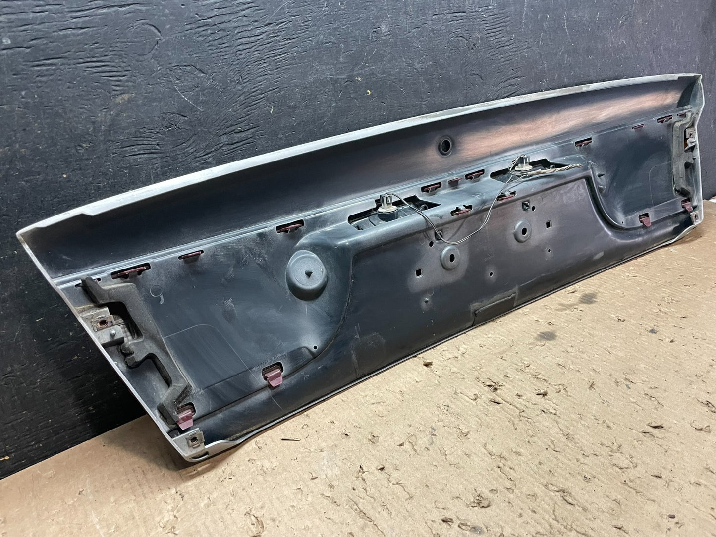 2000-2002 Saturn SL2 Sedan Center Tail Light Lid Trunk Rear Panel  Z5701 DG8