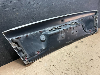 2000-2002 Saturn SL2 Sedan Center Tail Light Lid Trunk Rear Panel  Z5701 DG8