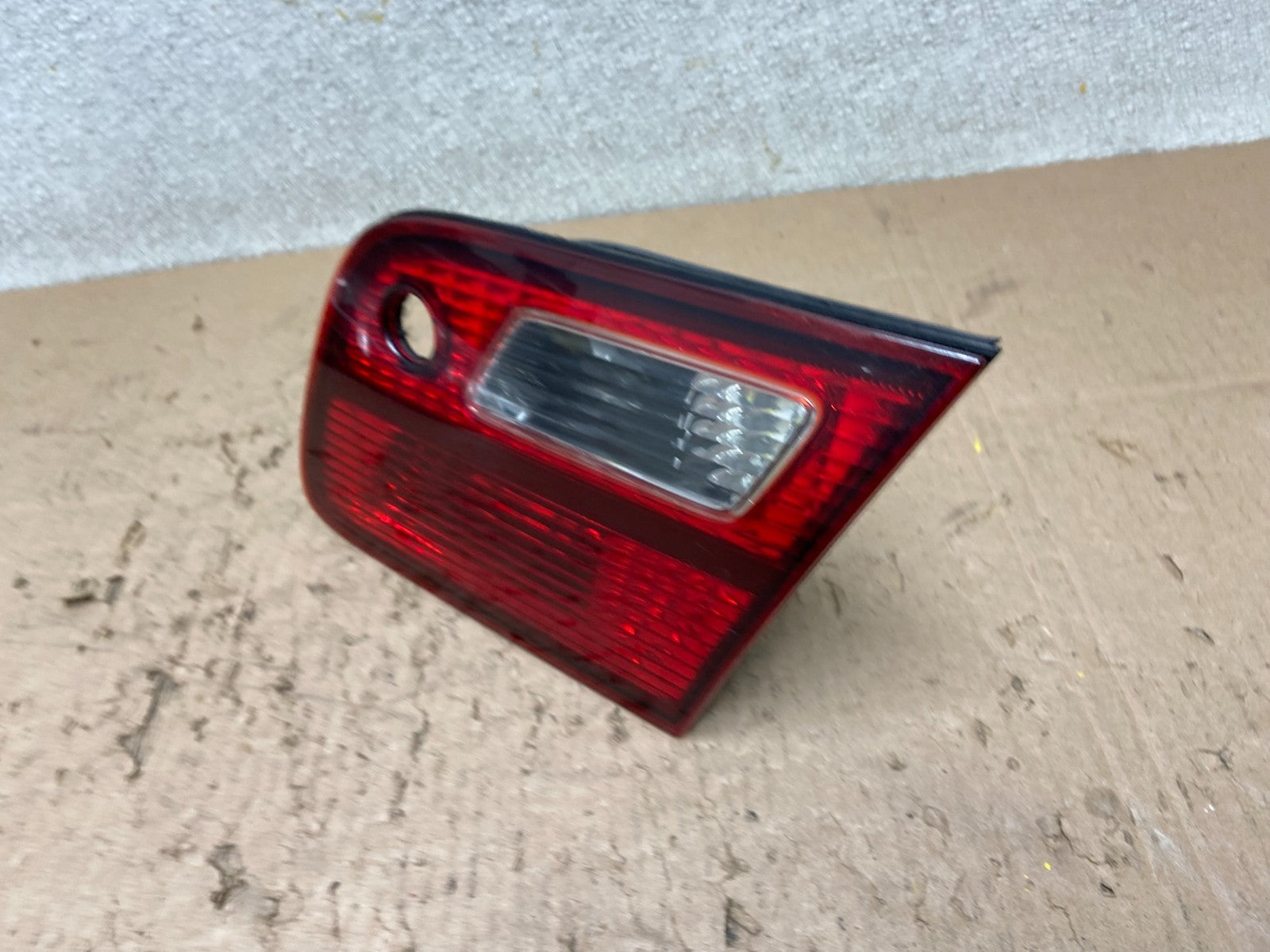 1998-1999 Toyota Avalon Right Passenger RH Side Inner Tail Light OEM Y0439 GD1