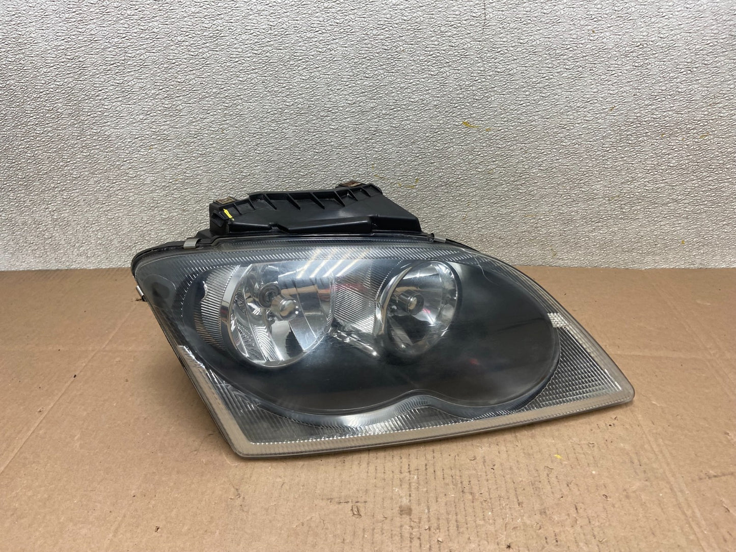 2004 to 2006 Chrysler Pacifica Headlight Right Passenger Halogen OEM Y1038 DW0