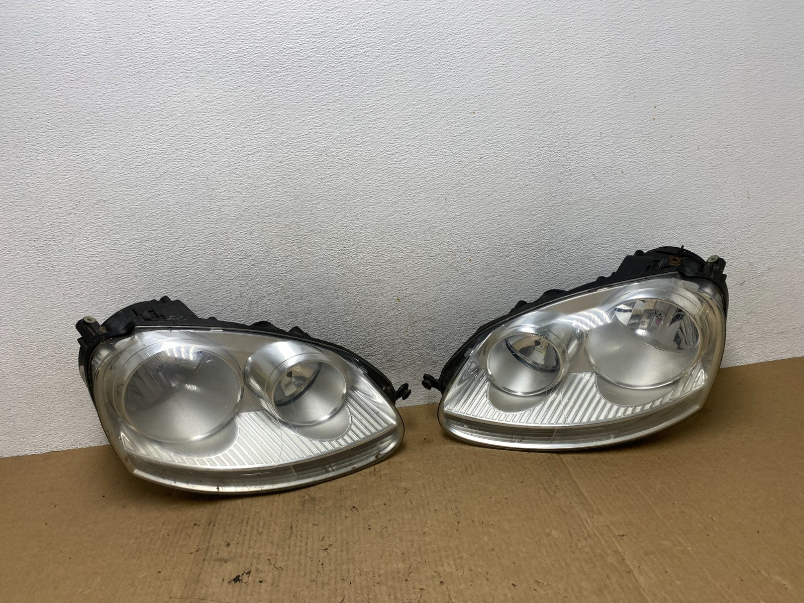 2005 to 2010 Volkswagen Jetta Left+Right Side Headlights Halogen AF9869 DW0