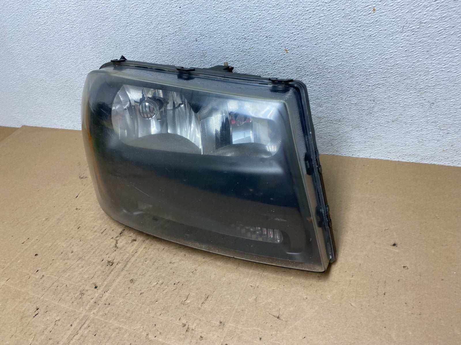 2006 2009 Chevrolet Trailblazer Right Headlight Flush Half Grille Bar AE6134 DW1