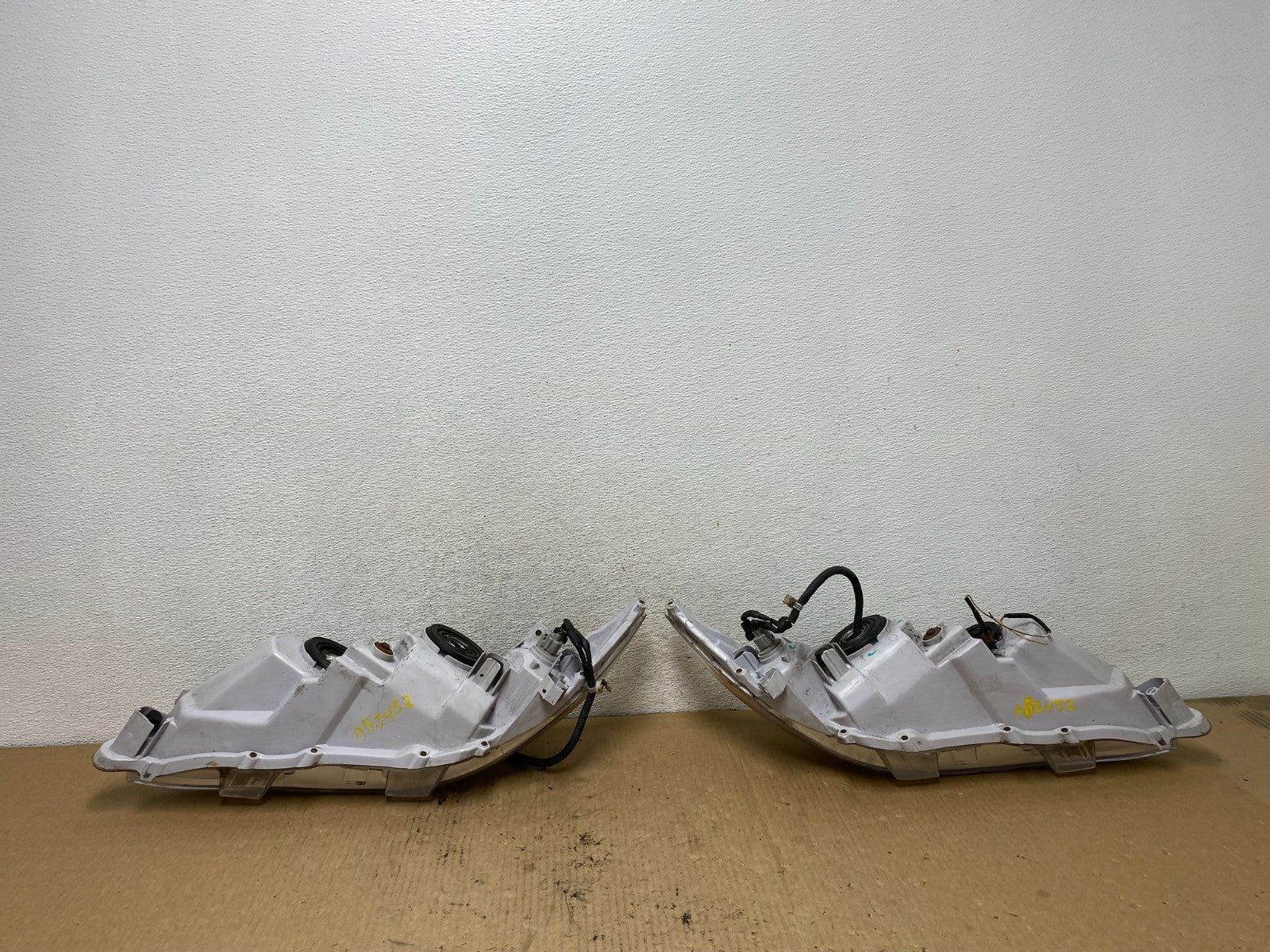 2010 - 2011 Toyota Camry Left+Right Halogen Headlights AG2452 DW8