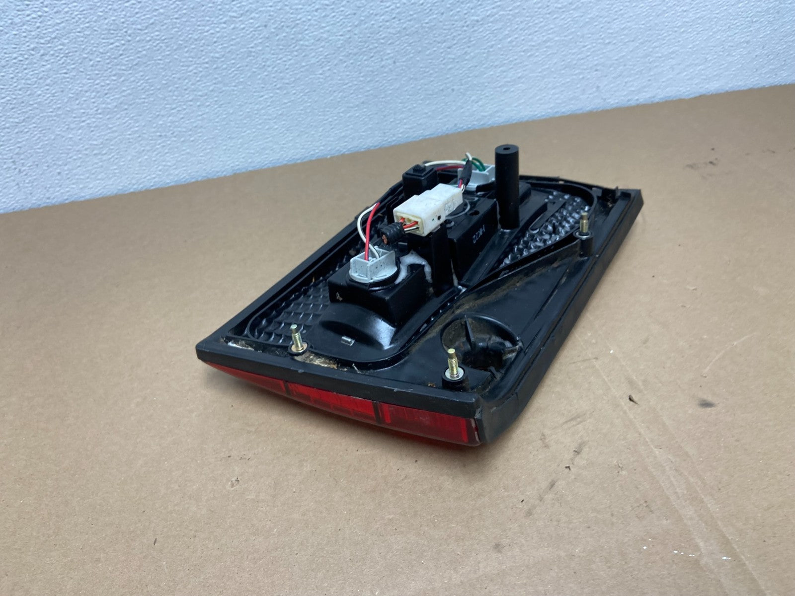 1998 1999 2000 Lexus LS400 Right Passenger RH Side Inner Tail Light OEM AB63173