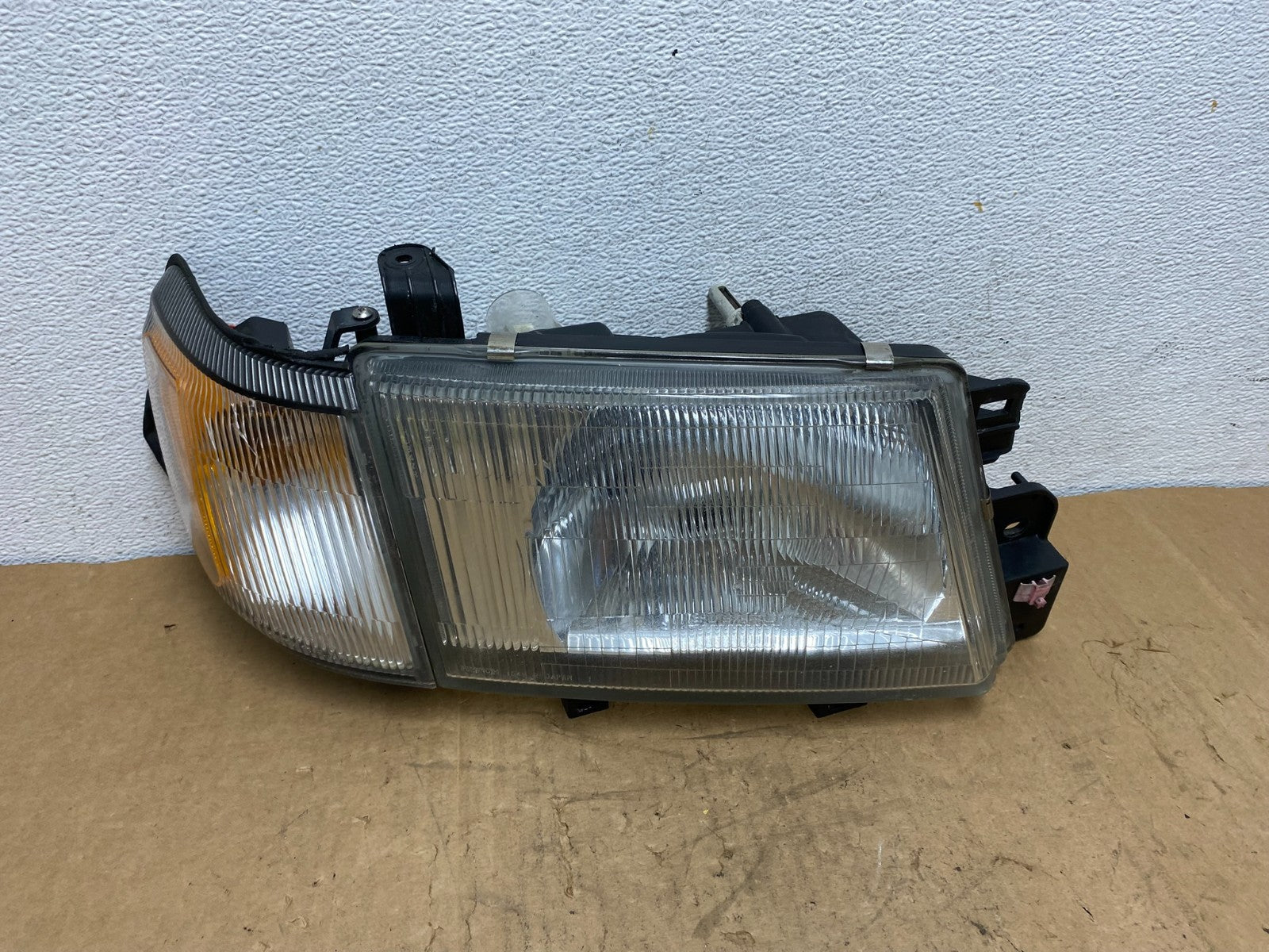 1999 to 2000 Subaru Forester Right Passenger Side Headlight Halogen Oe AD1323 DG0