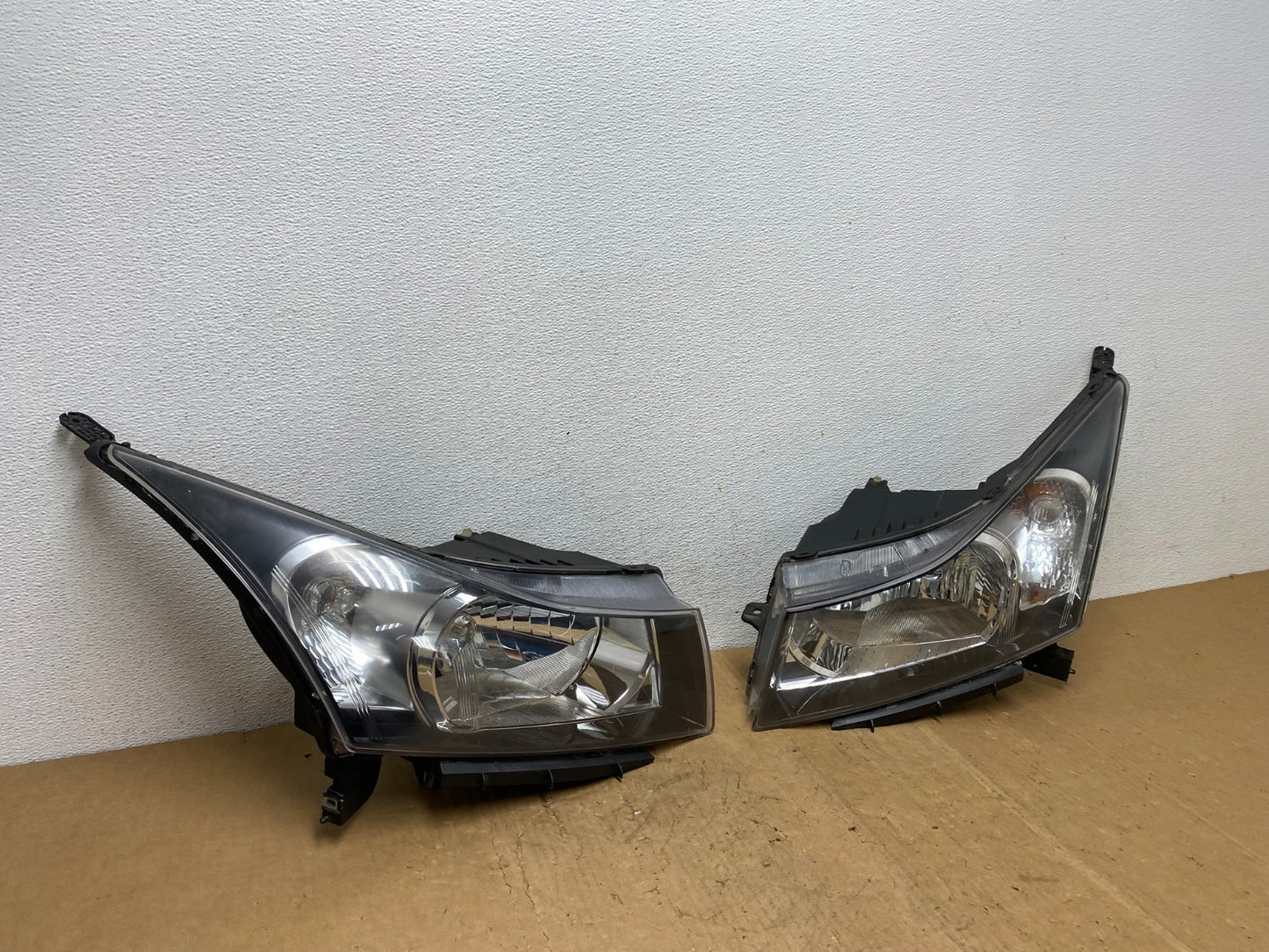 2011 to 2015 Chevrolet Cruze Halogen Left+Right Set Headlights AD1362 DW2