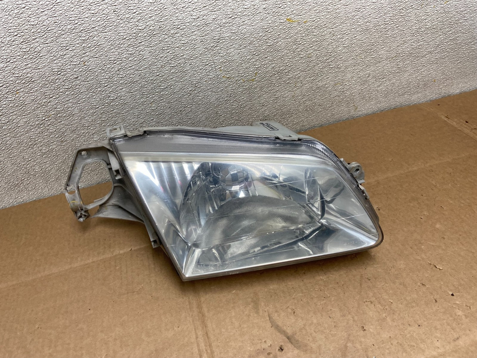 1999 to 2000 Mazda Protege Right Passenger RH Side Headlight OEM Y8523 DW0