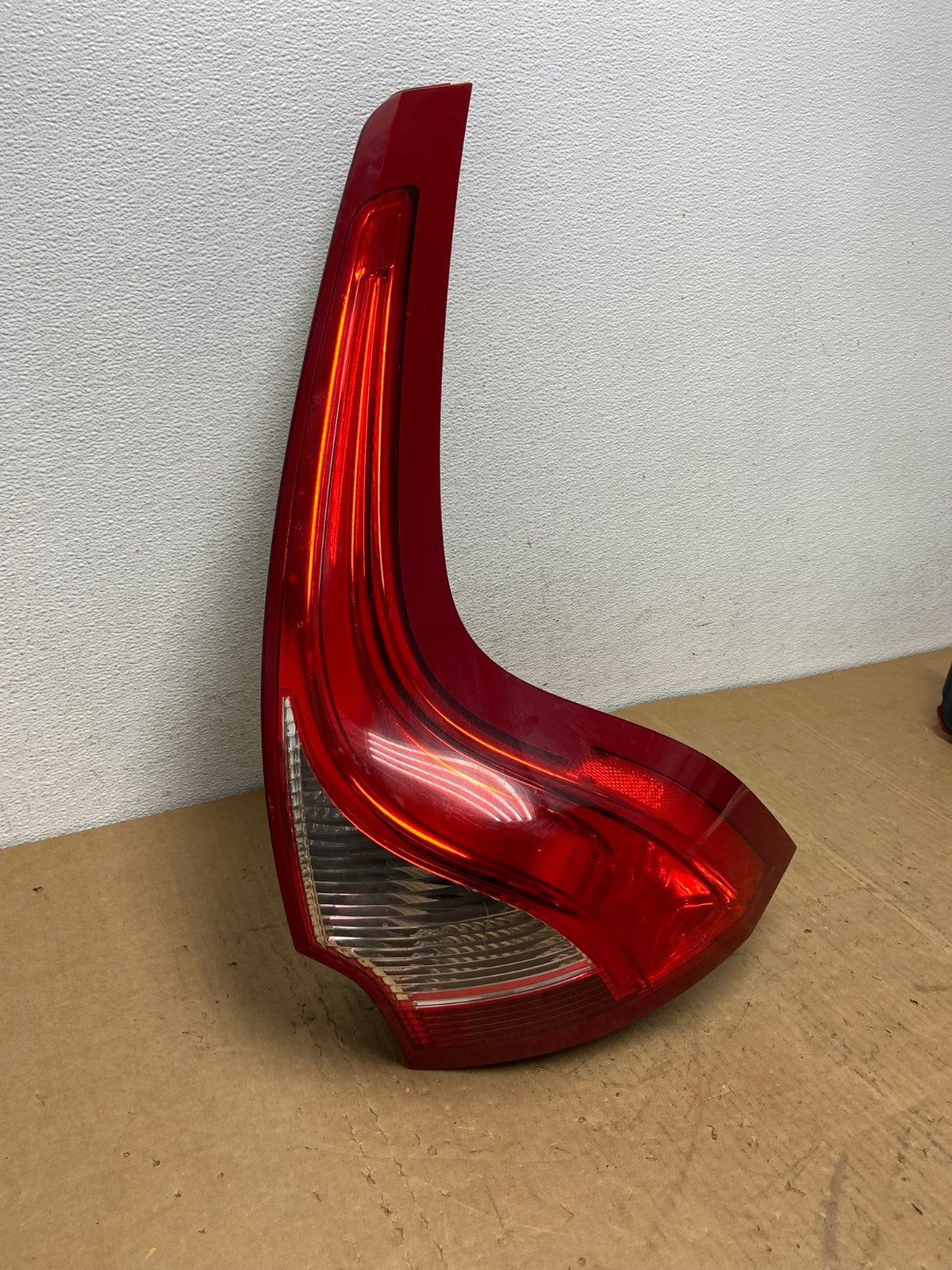2009 to 2011 Volvo XC60 Right Passenger RH Tail Light AD1303 LK2