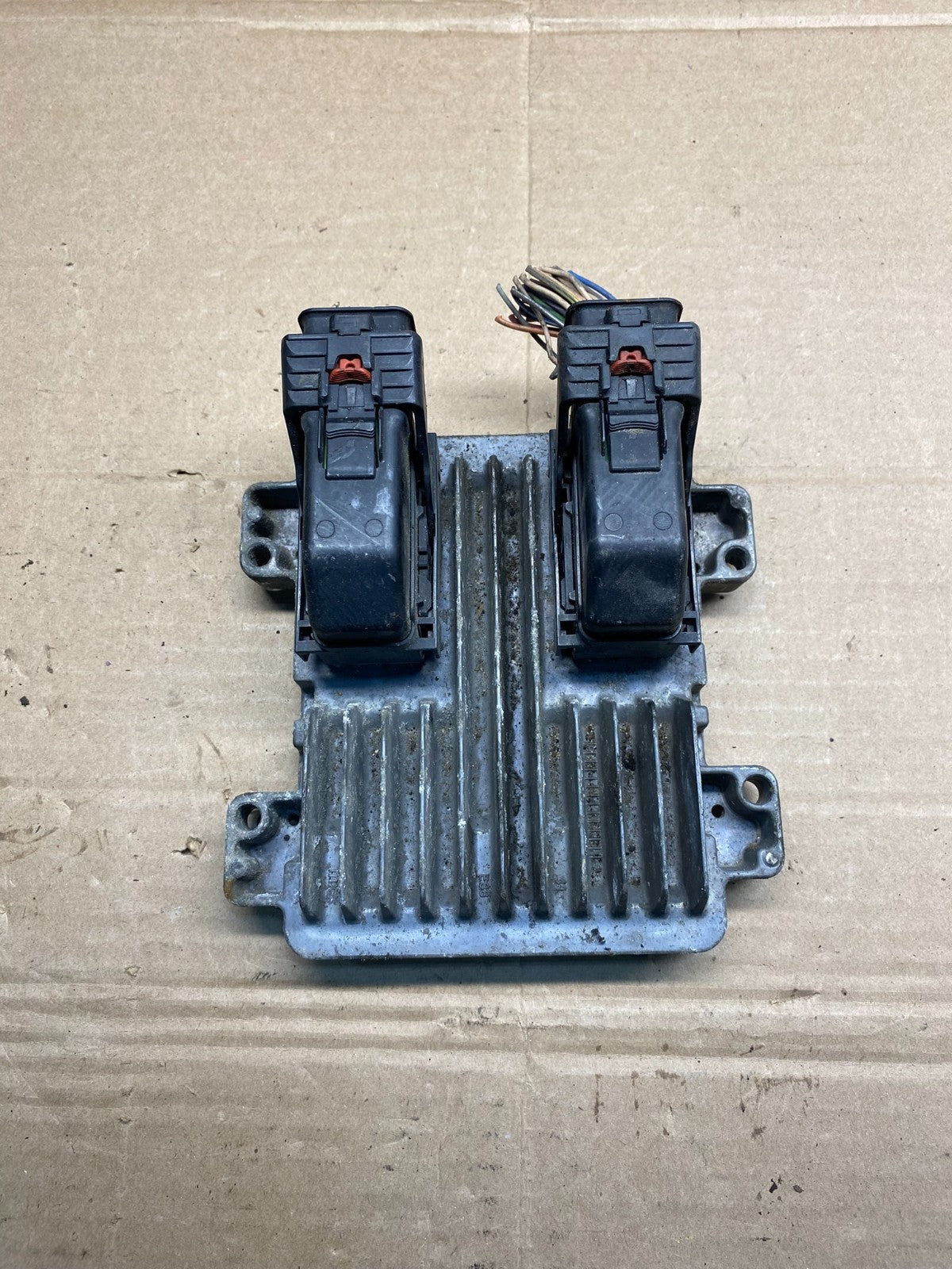 2010-2014 Chevrolet Yukon Tahoe Suburban Engine Control Module ECM ECU AE9897 DW0