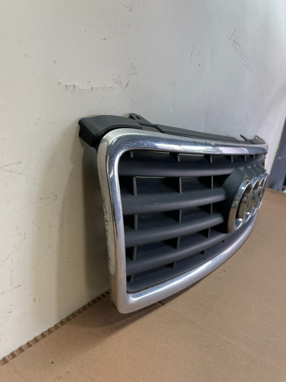 2000 to 2002 Audi A4 Upper Front Grill Grille AH6598 DG2