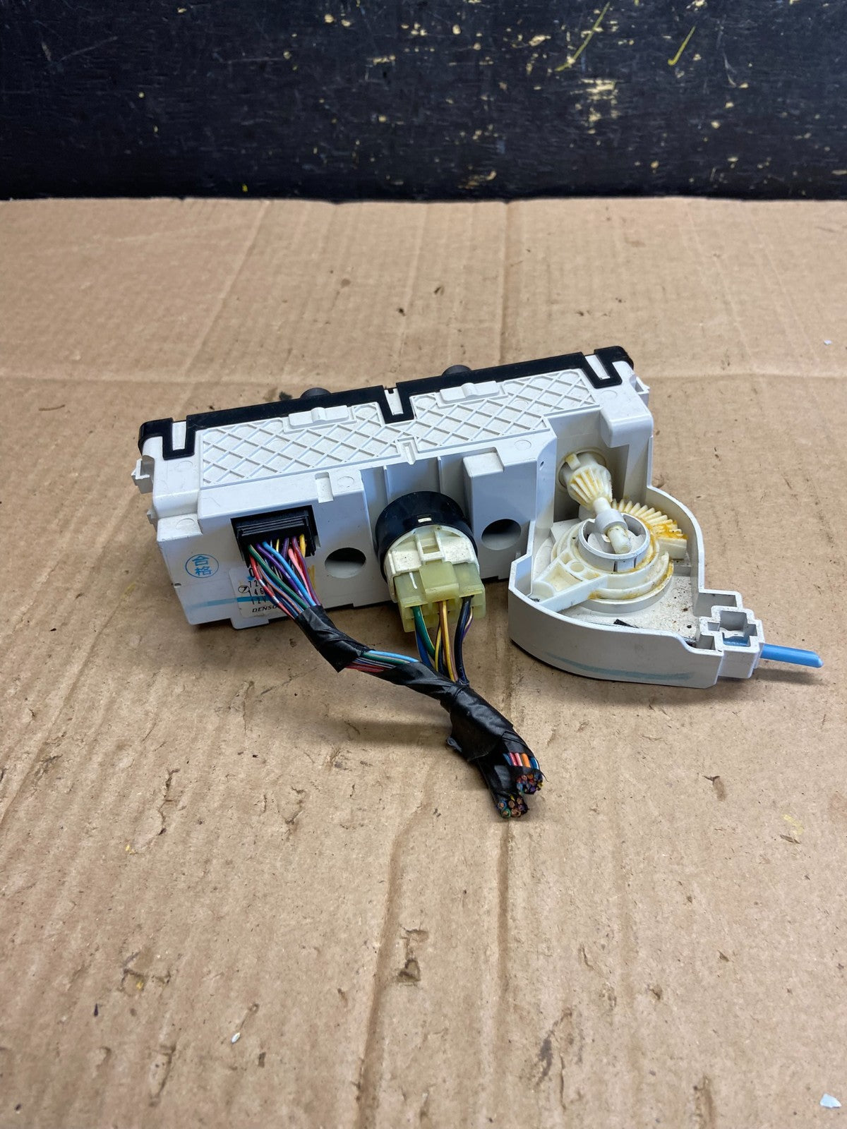 2005 Subaru Legacy AM FM CD Radio Climate Control Player AA7898  DG3