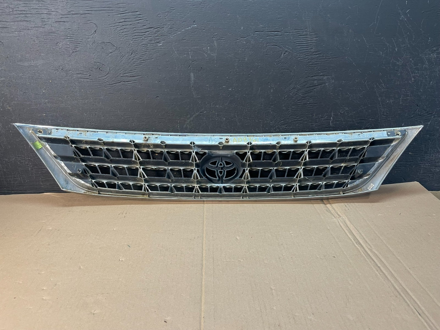 2003 2004 Toyota Avalon Front Upper Grill Grille AD8361 DG4