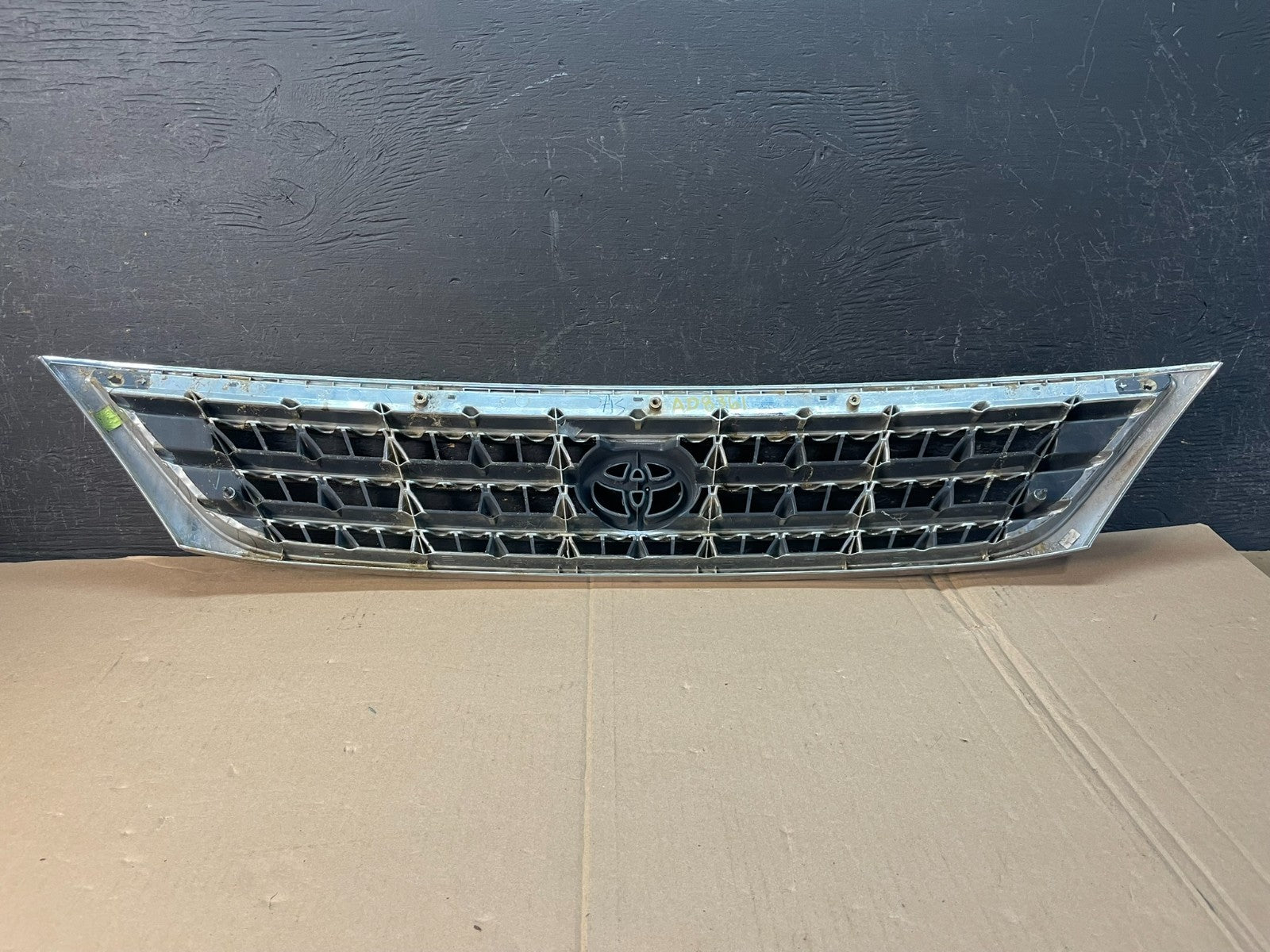 2003 2004 Toyota Avalon Front Upper Grill Grille AD8361 DG4