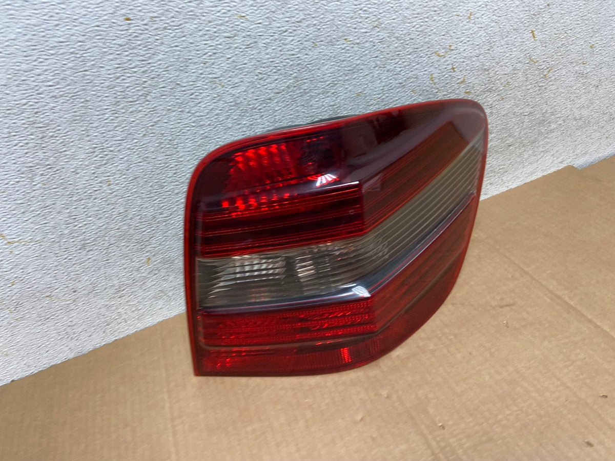 2009 to 2011 Mercedes ML350 ML-Class Right Passenger RH Tail Light AI5688 LK2