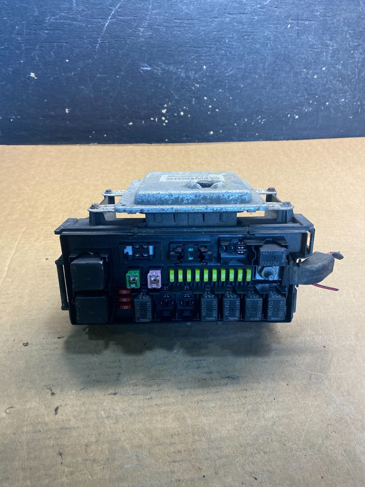 2004 2005 Dodge Durango  Fuse Box Relay Unit Module Body Control AA0922 DG5