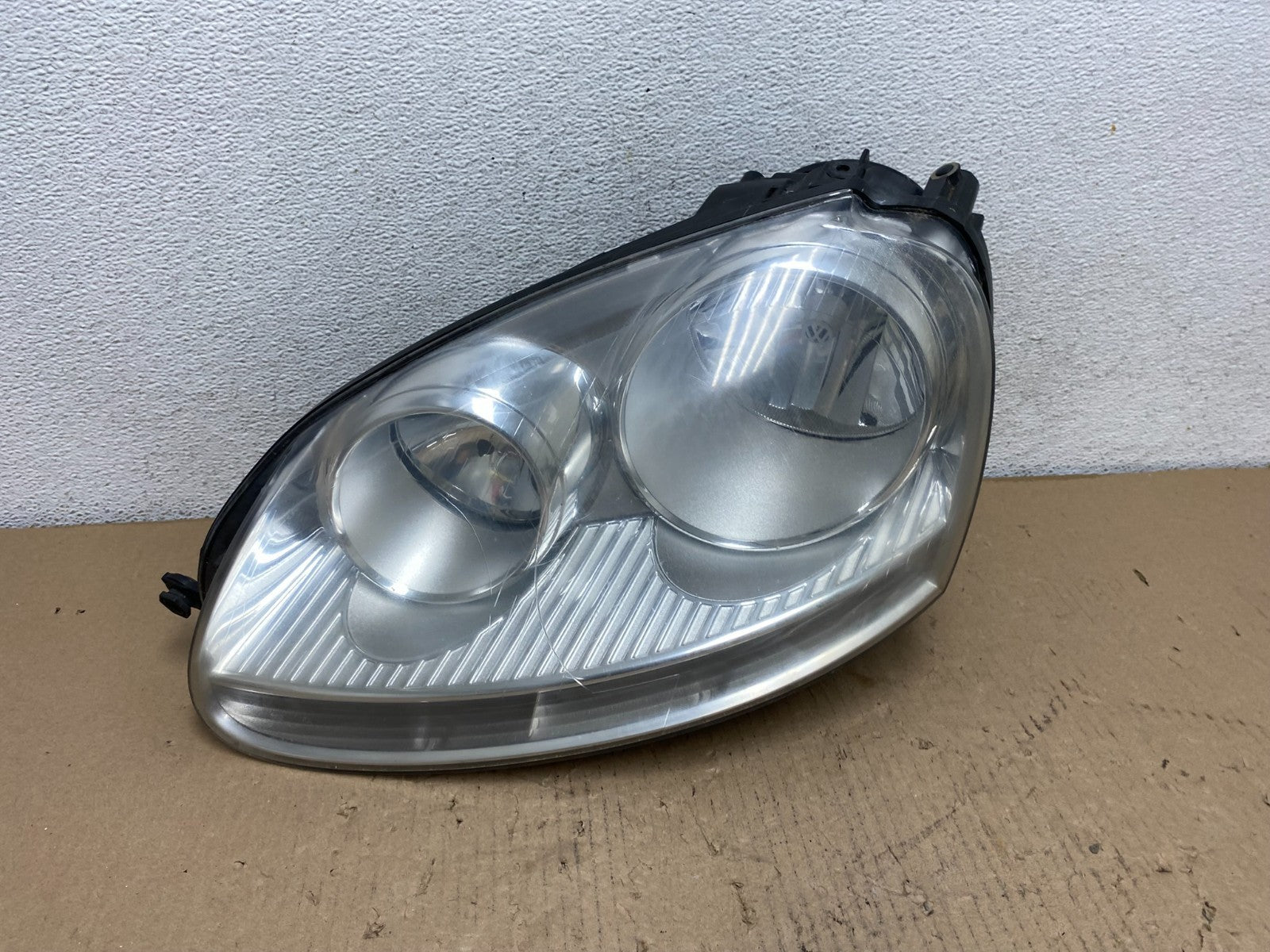 2005 to 2010 Volkswagen Jetta Left Driver LH Side Headlight Halogen AF3224 DW0