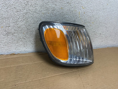 2001 to 2003 Toyota Sienna Turn Signal Right Passenger RH Lamp AH2179 DW1