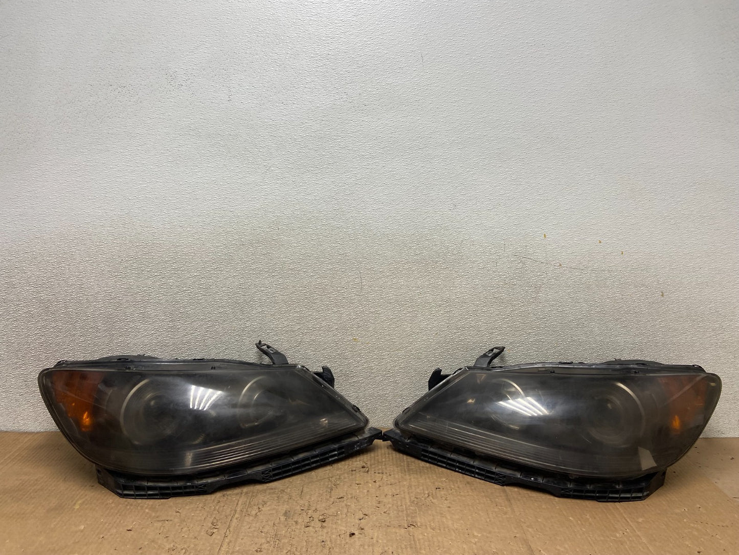 2005 to 2008 Acura RL Left+Right Side XENON HID Headlights OEM AA8487 DW0