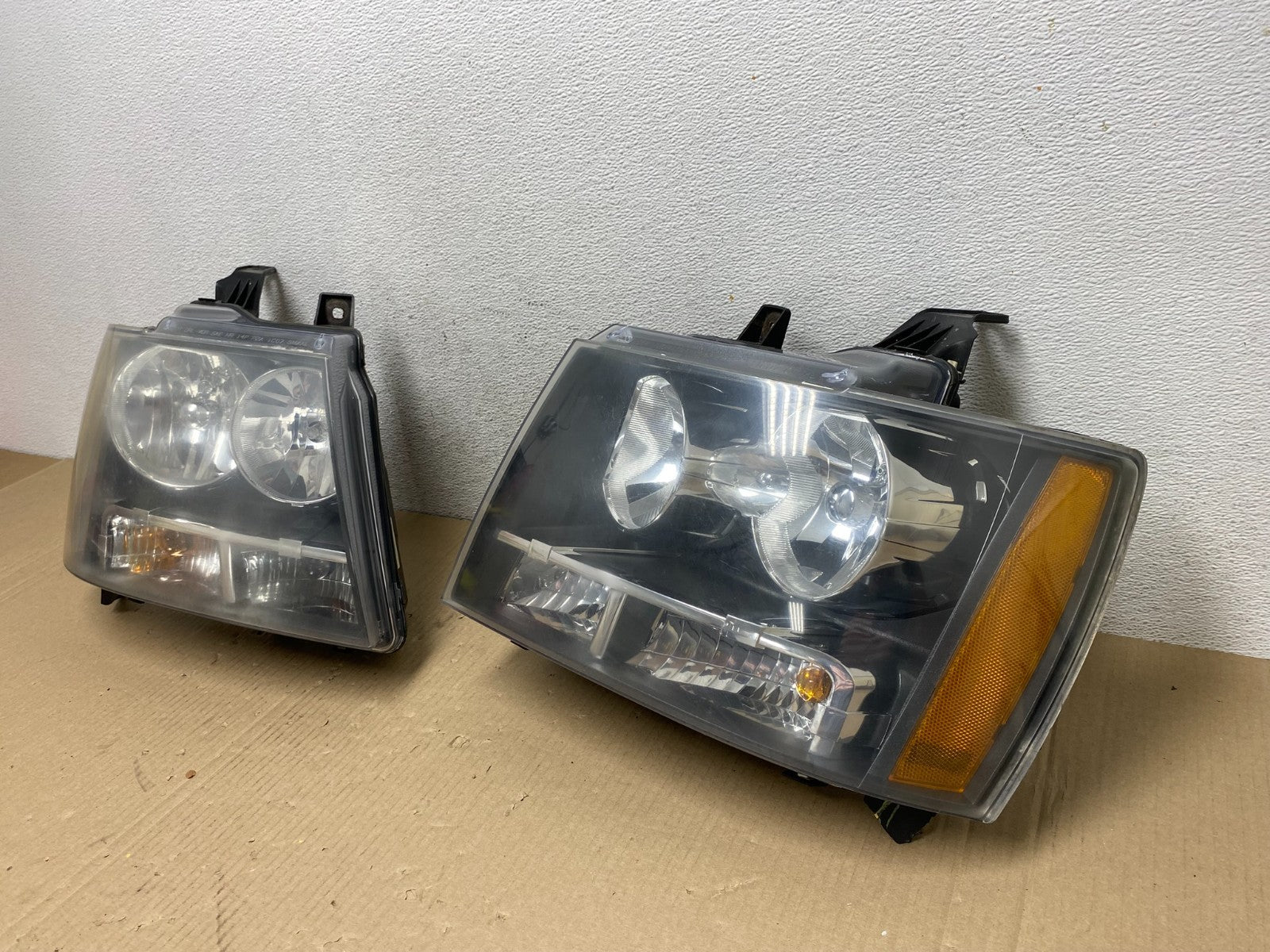 2007 to 2013 Chevrolet Suburban Tahoe Left+Right Set Headlights AE9509 DW1
