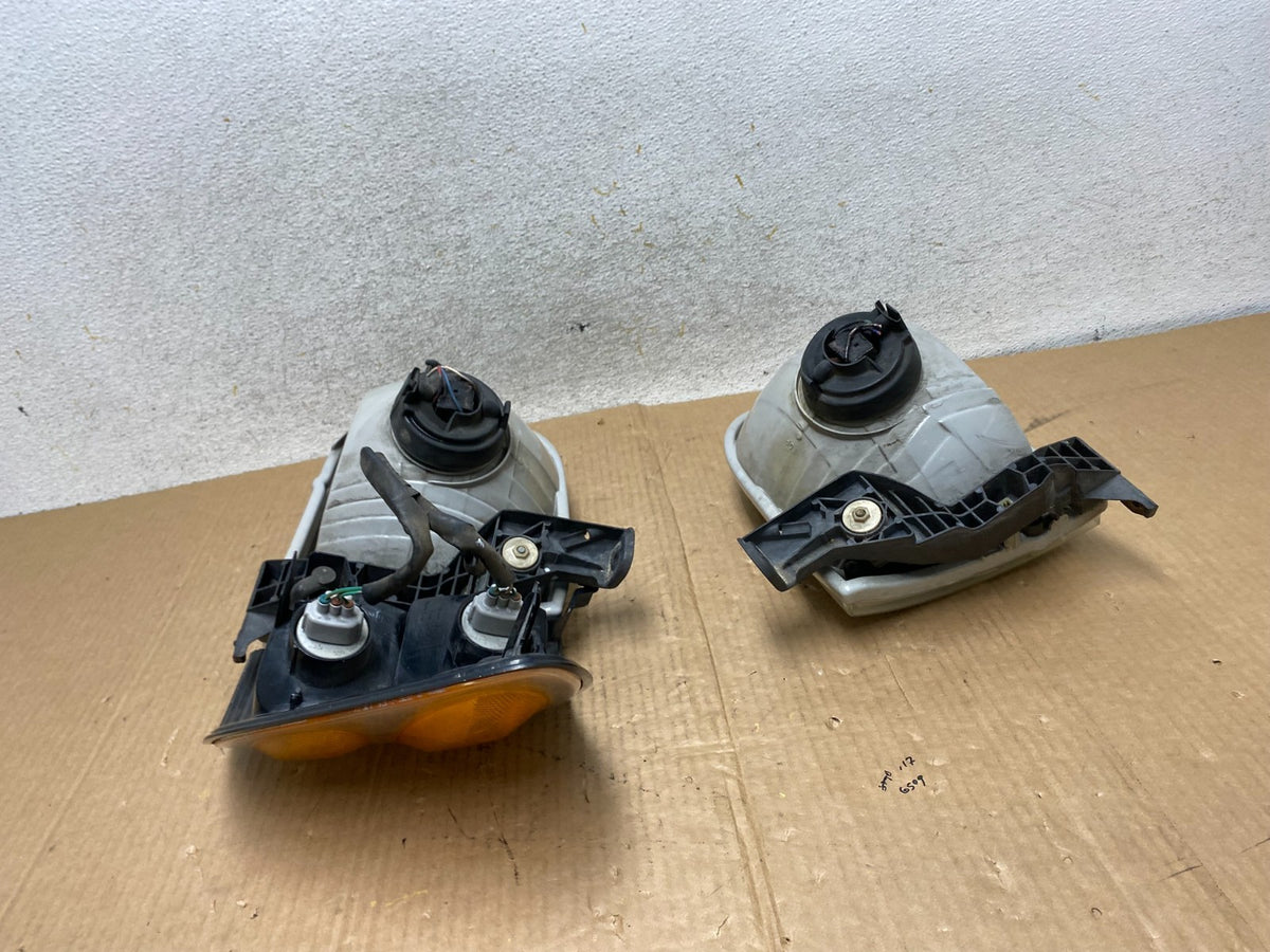 2001-2004 Toyota Sequoia Left+Right Side Halogen Headlights AI6586 DW9