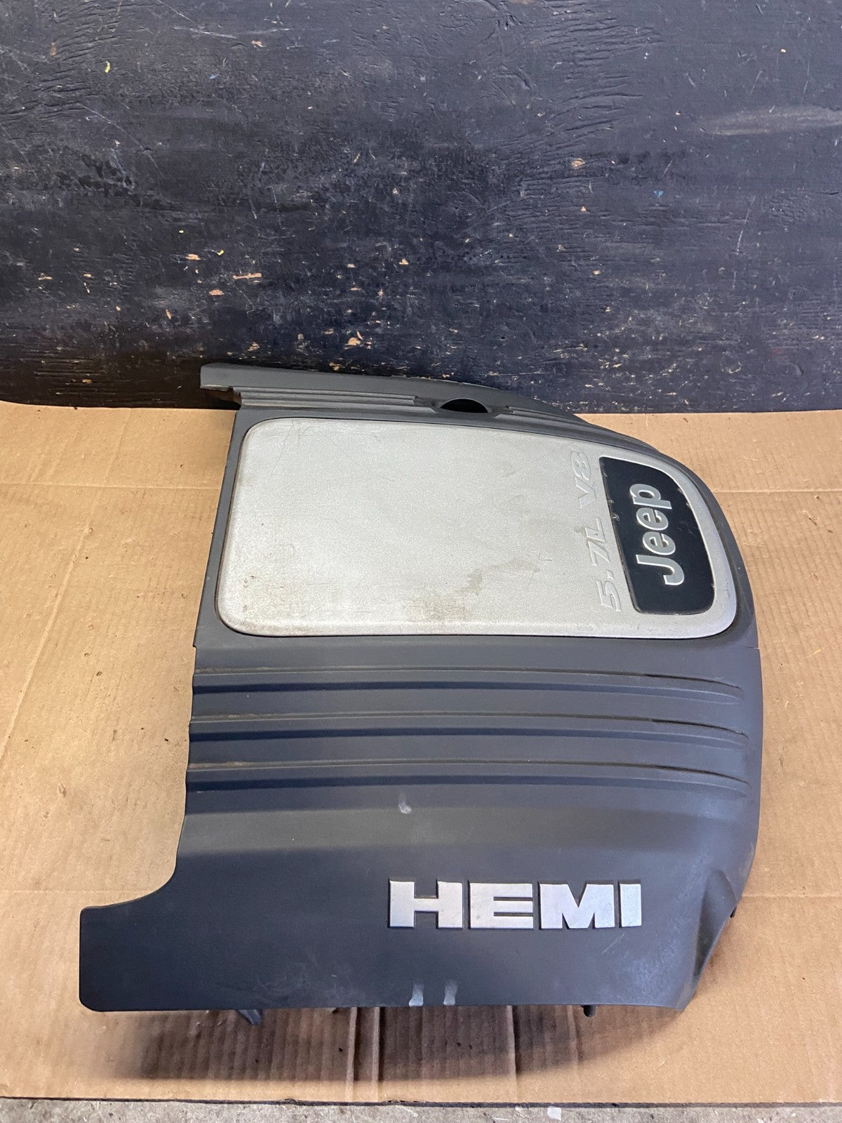 2005 to 2010 Jeep Grand Cherokee 5.7L Hemi Engine Cover Plastic Shield R7326 DG3