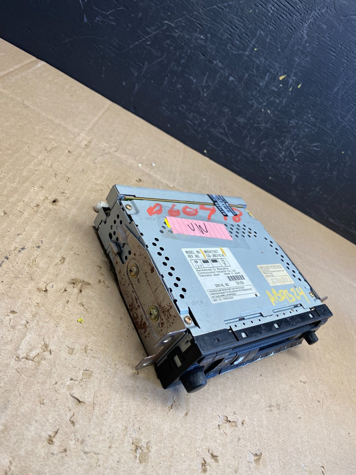 2004 to 2006 Mitsubishi Montero Audio Equipment Radio Receiver AB95242