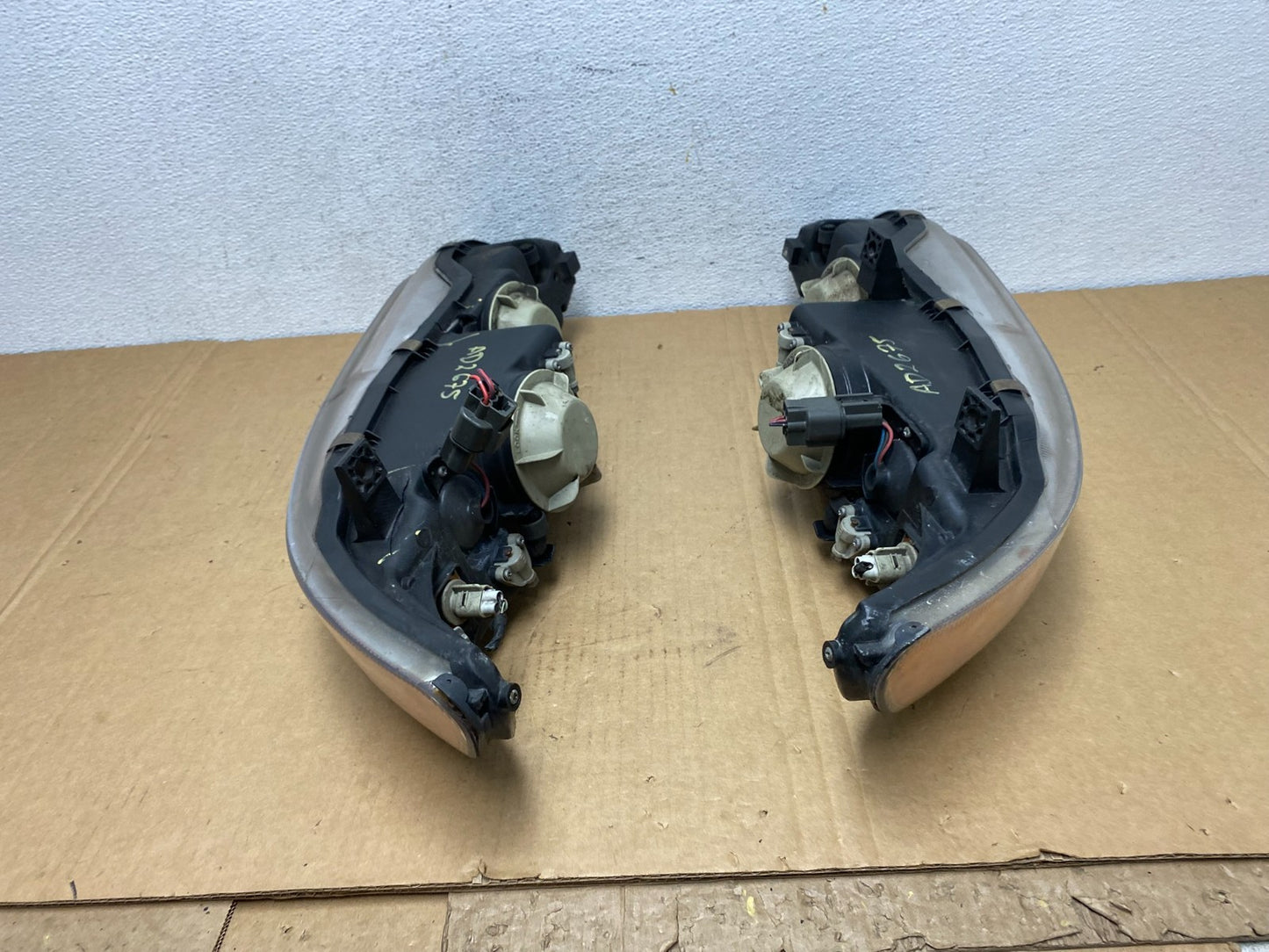 1997 to 1998 Mitsubishi Galant Left+Right Set Headlights Halogen AD2675 DW7