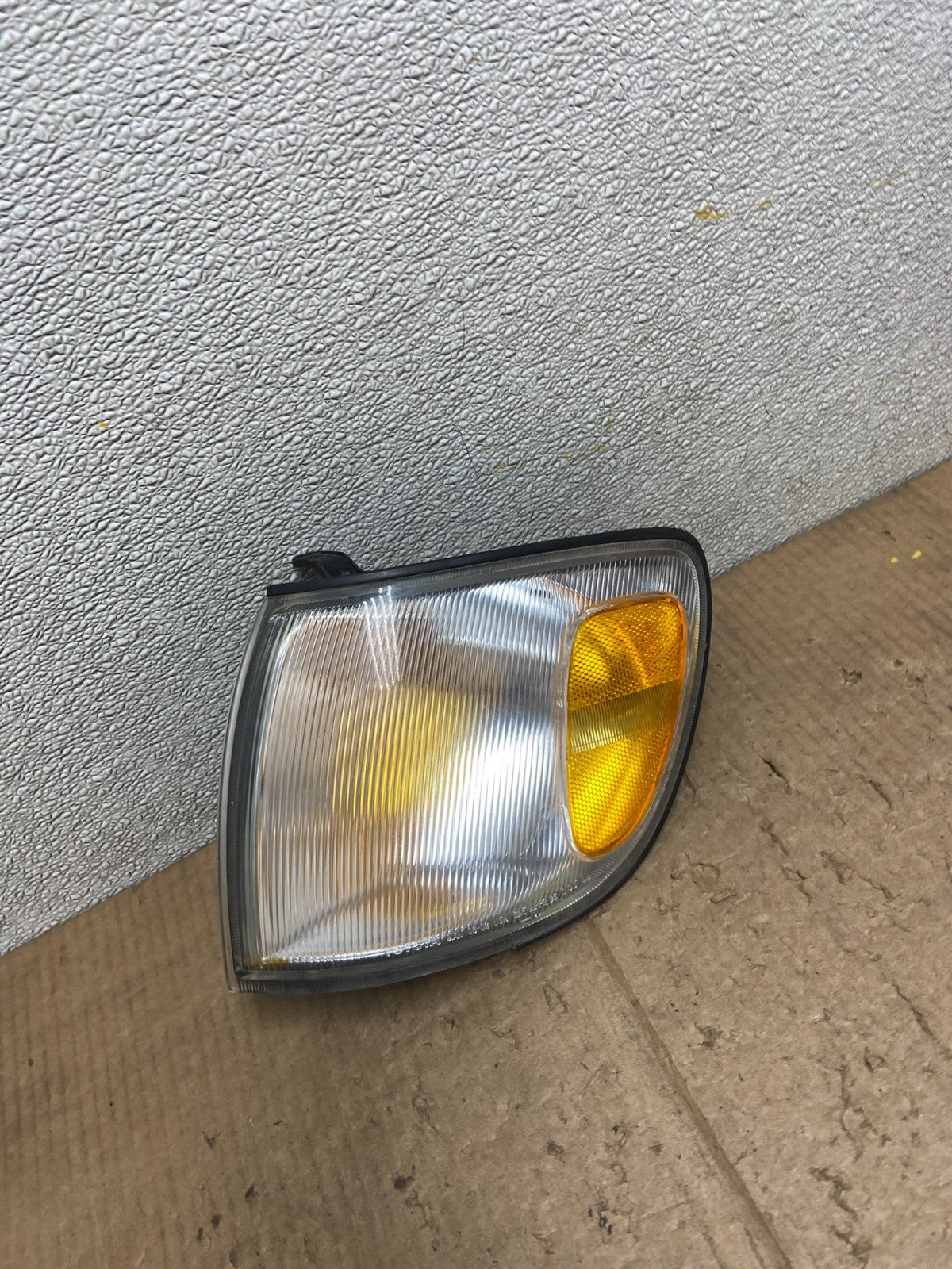 1998 to 2000 Toyota Sienna Left Driver Side Turn Signal Marker Lamp AA7119 DW2