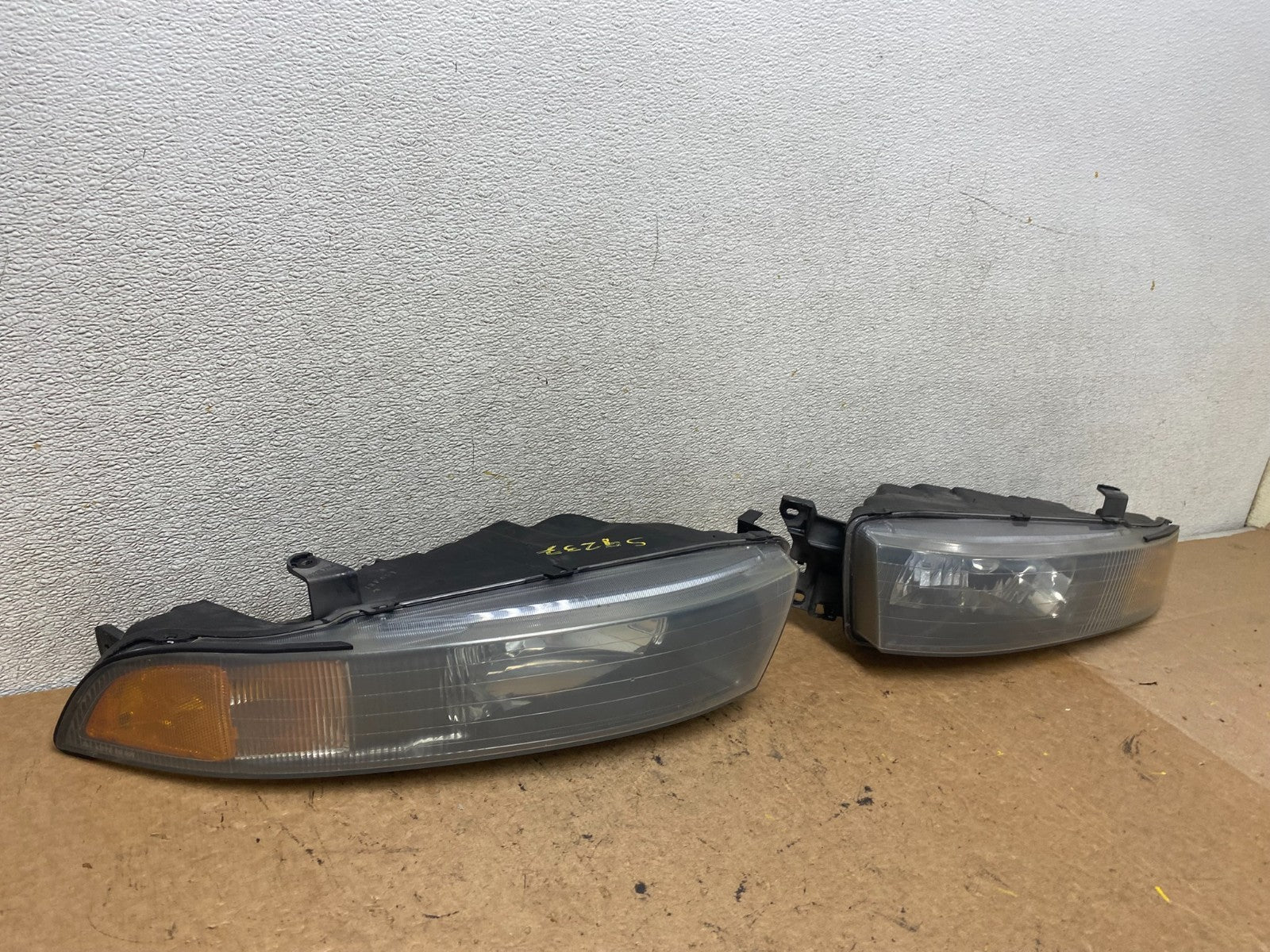 2002 to 2003 Mitsubishi Galant Left+Right Side Headlights S9237 DW2