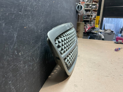 2004 to 2005 Kia Sedona Front Upper Grill Grille F3758 DG1 OEM2
