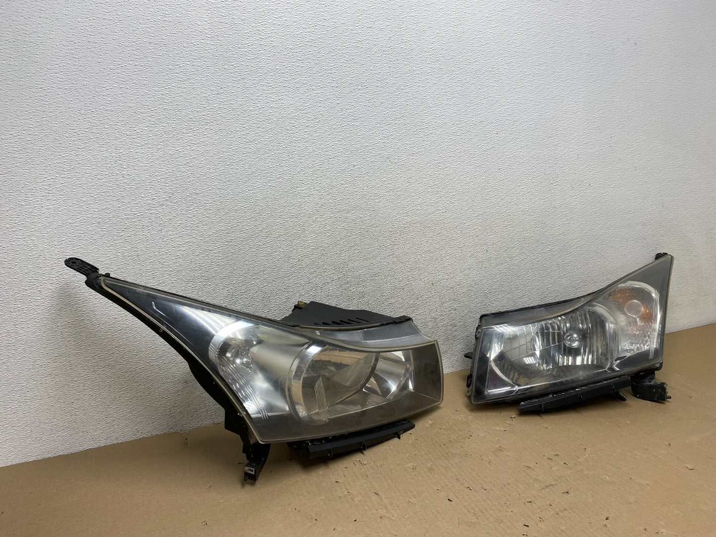 2011 to 2015 Chevrolet Cruze Halogen Left+Right Set Headlights AG6904 DW2