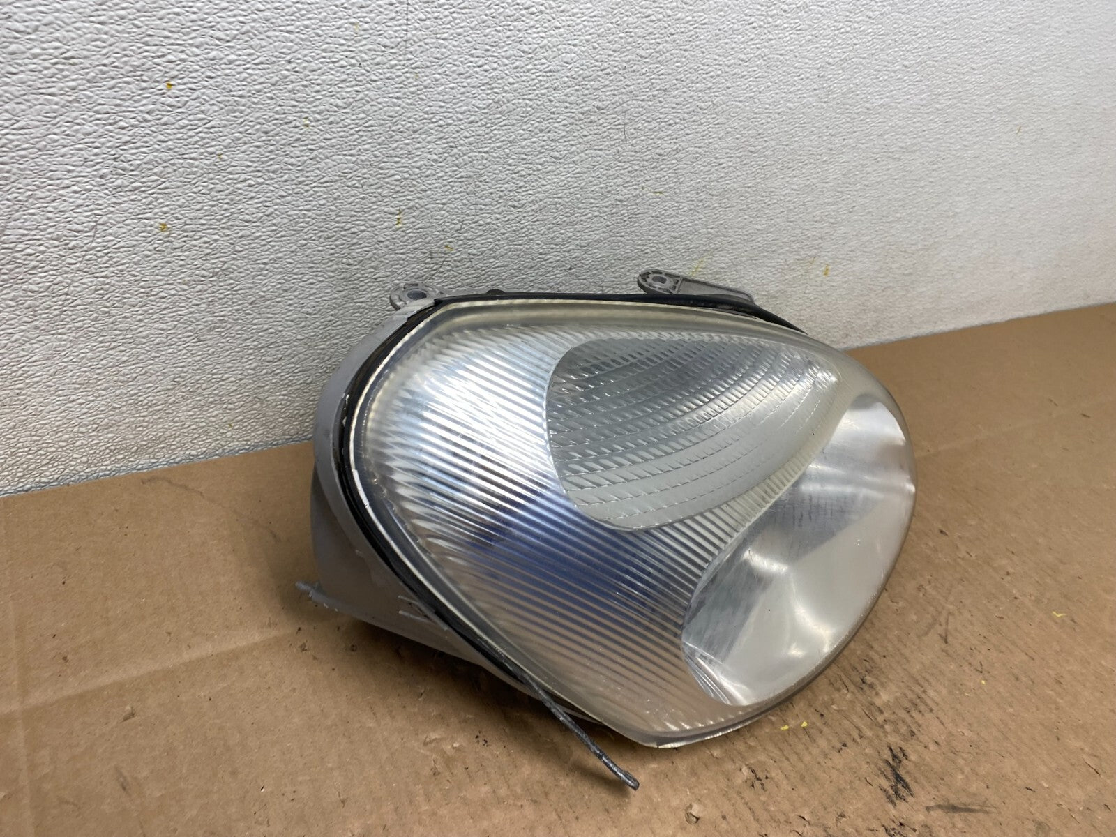 2000 to 2002 Daewoo Nubira Station Wagon Right Side Headlight OEM D94732