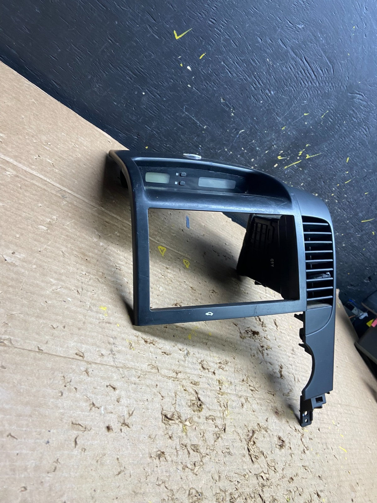 2006-2012 Hyundai Entourage Sedona Center Radio Clock Bezel Air Vent W6391 DG3