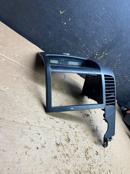 2006-2012 Hyundai Entourage Sedona Center Radio Clock Bezel Air Vent W6391 DG3